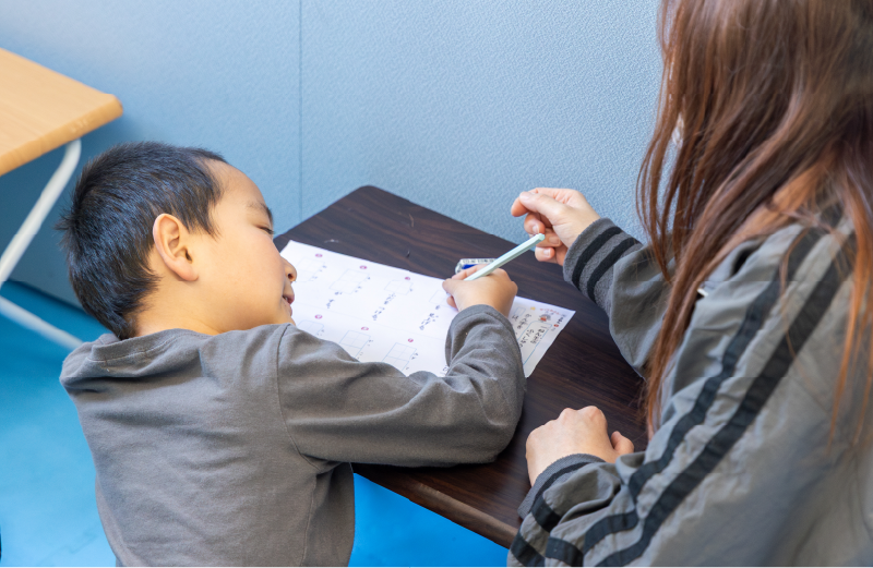 幼児が学習に取り組む様子