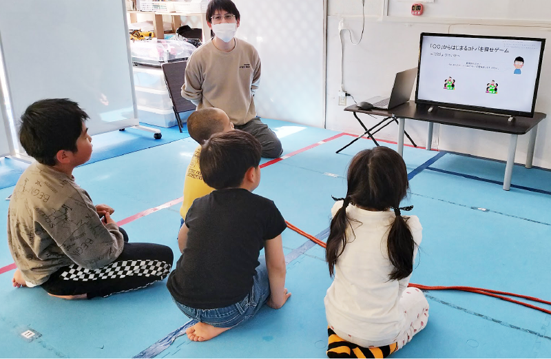 幼児が学習に取り組む様子