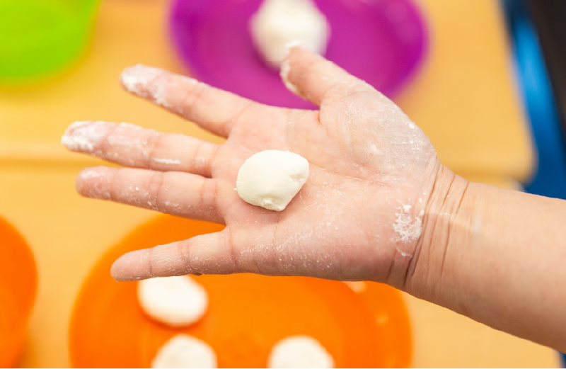 幼児が学習に取り組む様子