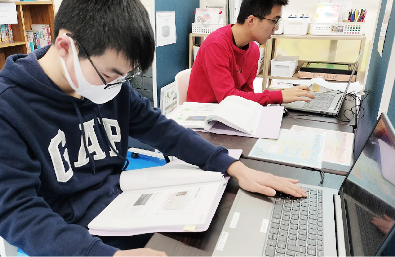 幼児が学習に取り組む様子