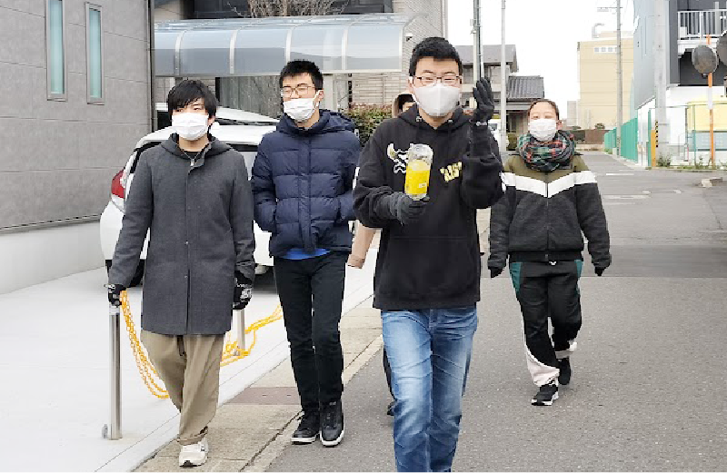 幼児が学習に取り組む様子