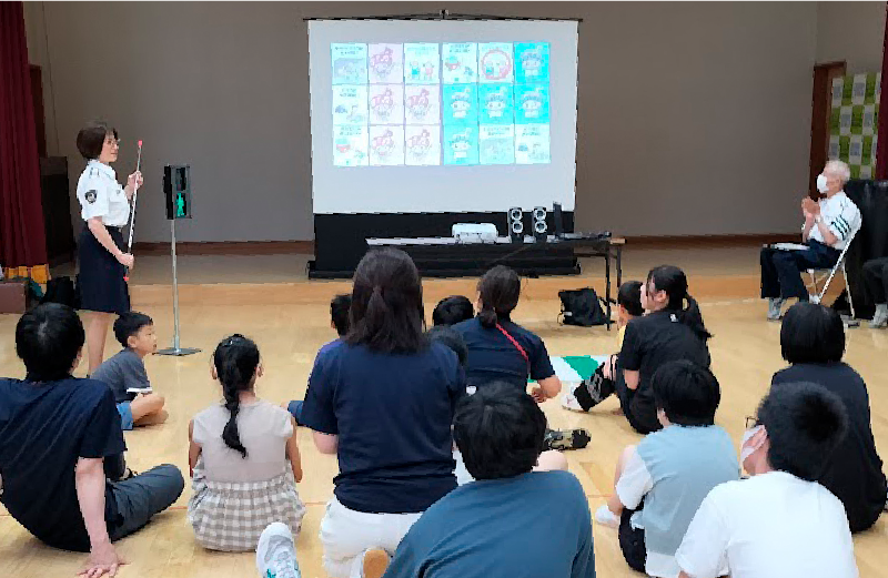 ホールで皆で学習に取り組んでる様子